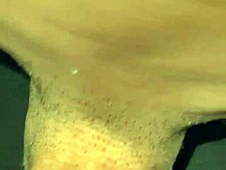 Ez az ázsiai srác nyalja és baszza a fekete puncit kocsiban nagy fasza creampie-ig