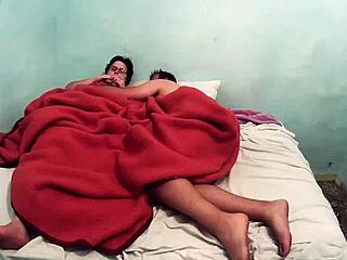 Llenando el culo de la gorda de cera y luego comiendole todo el coño en fetiche de velas.