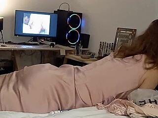 缎裙丁字裤丝袜高跟白骚货后入口交舔肛！