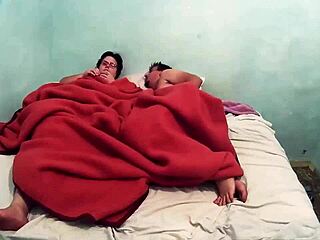 Llenando el culo de la gorda de cera y luego comiendole todo el coño en fetiche de velas.