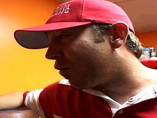 看艾莉克西斯·洛夫舔冰淇淋嘴边后情趣内衣肛指后入猛干