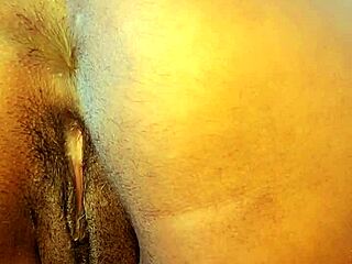 Blir kåt när latina MILF sprutar från analdildospel och stora tuttar