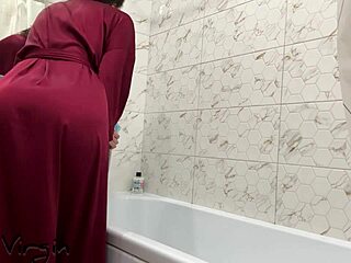 巨乳黑发熟女浴室淋浴湿逼自慰高潮