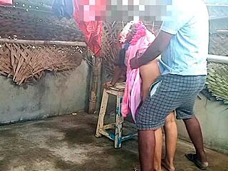 साड़ी वाली देसी आंटी की जवान लड़के से गर्म चुदाई