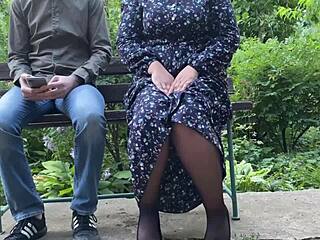 욕정 어린 시어머니 스타킹 신고 젖은 팬티로 큰 엉덩이 야외 플래시
