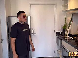 البرازيلي ده ما قدرش يقاوم مندوب التوصيل الساخن لنيك بدون واقي برا!