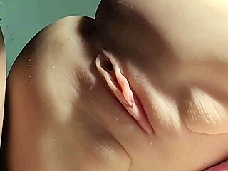 Крупняк секса сзади в милую бритую пизду с игрушками для двойного кайфа