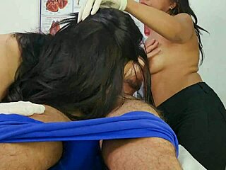 Pacientul cu erecție tare surprinde asistentele în spital