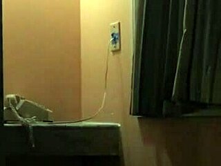 Podívej se na tu brunetku, jak se divoce honí v hotelu s černochem