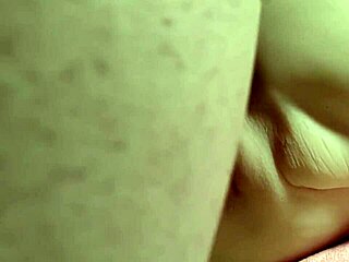 Olha foda de perto com meter por trás na buceta lisinha fofa e brinquedos pra dupla gozada