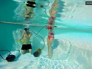 Pár filmezi Eva Sasalka és Jason medence alatti baszását