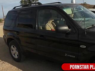 Sexy milf mindi mink eats blonde samantha rones wet cunt in the wild