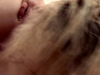 Miluju, jak roztomilý holky s pěknejma středama si olizujou v sprše