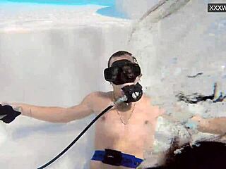 Pár filmezi Eva Sasalka és Jason medence alatti baszását