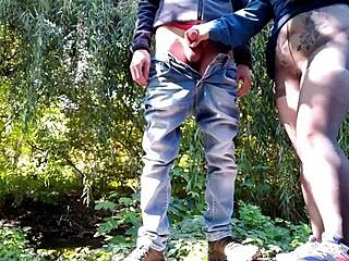 Stiefmoeder houdt het niet meer vol en komt klaar met stiefzoon in panty buiten flitsen