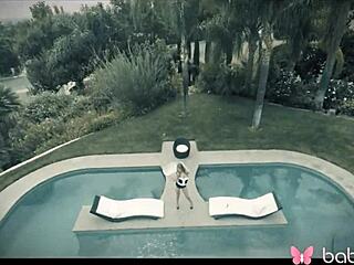 ¡Ey, la rubia Jillian Janson se masturba sola al aire libre en 4K brutal!