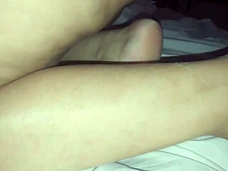 Hej, podívej na amatérskou manželku s kulatým zádím, jak jezdí na kámošovi manžela při natáčení kokotem v portugalském MMF