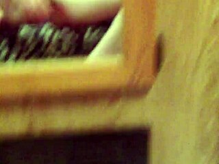 嘿，你18+小騷貨借手和逼玩假屌？