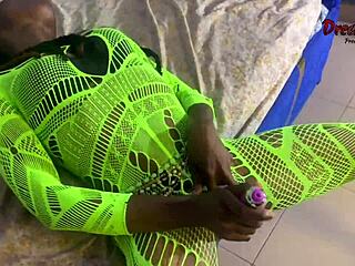 薇拉玩具噴水後吃大油雞巴黑妞內射滿足