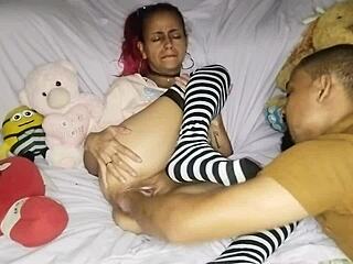 Vau, pomáham milfke zastrčiť ruku do pičky, tak intenzívne