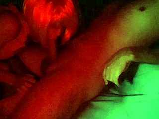 מוצפת תשוקה כשנוביניה נותנת עמוק לגרון לבוסית MILF הודית ברגע וויאר