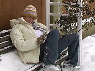 Me encanta masturbarme desnuda en nieve con coño rapado y tetitas 18+ sintiendo el frío remaster