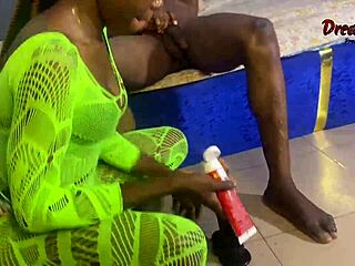 薇拉玩具噴水後吃大油雞巴黑妞內射滿足