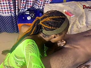 薇拉玩具噴水後吃大油雞巴黑妞內射滿足