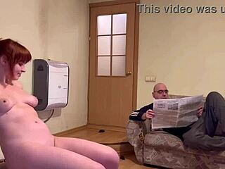 顺从红发熟女BDSM男调教胶带封嘴玩法！