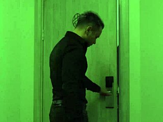 Vau, glej to lepo suho 18+ punco z velikimi joškami in ozko pasom 😍