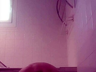 Hé nézd ezt a francia MILF-et dominálják BDSM szopással arcra spriccelés 😈