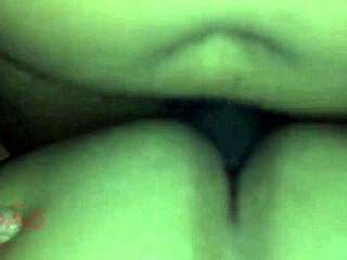 Enchendo o cu da puta de porra com gozada profunda e intensa.