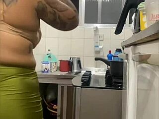 Fazendo Live Na Cozinha De Mini Saia Mostrando A Buceta Gorda