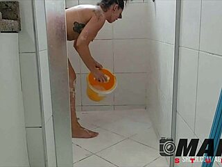 嘿熟女，为啥浴室里内衣露屁股骚屄？