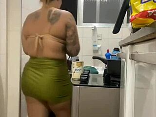 Fazendo Live Na Cozinha De Mini Saia Mostrando A Buceta Gorda
