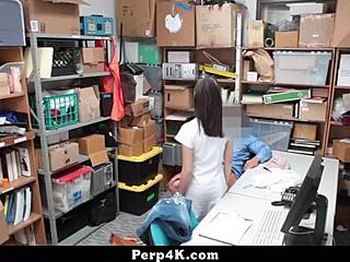 mall guard stood his ground and was stern with suspect - perp4k