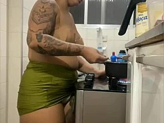 Fazendo Live Na Cozinha De Mini Saia Mostrando A Buceta Gorda