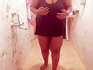 Рогоносная милфа крадется, демонстрируя большие сиськи в дразнящем шоу