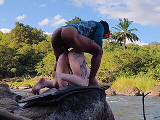 Me uní a gangbang salvaje con tres tíos vergas grandes en el bosque por primera vez