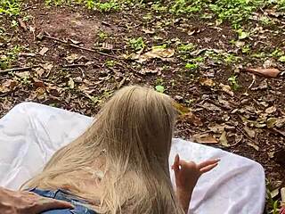 Loirinha gostosa dando o cusinho escondida com sex toy