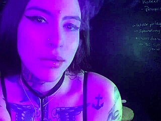 me exibindo com piercing e tatuagem usando vibrador 😏