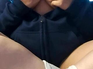 Hé nézd ahogy simogatom nedves szőrös picsámat jelmezben kemény orgazmusig minden kerek részlettel!