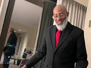 Öh panin kuumaa seksiä blondi milfin kanssa gaalan jälkeen strippien kiusoitellen ja repien vaatteita