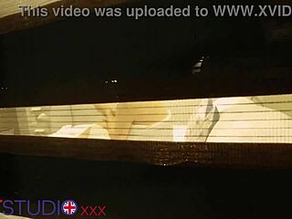 偷看邻居大奶自慰指逼自拍闪现