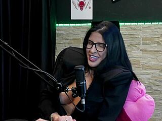 E aí ela nunca fodeu na mesa de sinuca, cliente curtiu brincar no cu, deu buceta no avião e ganhou 23 buquês - histórias loucas da Leticia Braga de vermelho