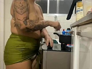 Fazendo Live Na Cozinha De Mini Saia Mostrando A Buceta Gorda