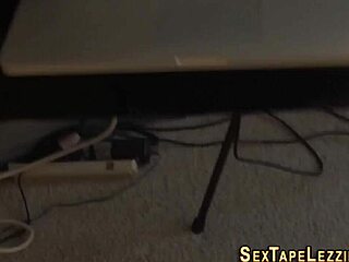 Uh den här 18+ lesbiska tjejen smakas i hemmagjord POV-fingring