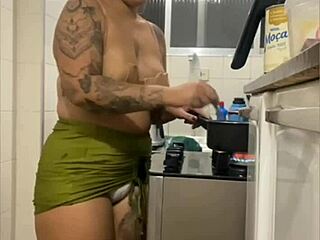Fazendo Live Na Cozinha De Mini Saia Mostrando A Buceta Gorda