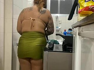 Fazendo Live Na Cozinha De Mini Saia Mostrando A Buceta Gorda