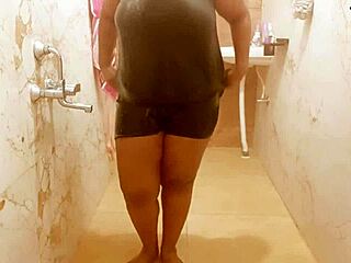 Рогоносная милфа крадется, демонстрируя большие сиськи в дразнящем шоу